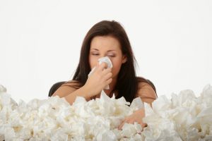 Người phụ nữ hắt hơi sổ mũi